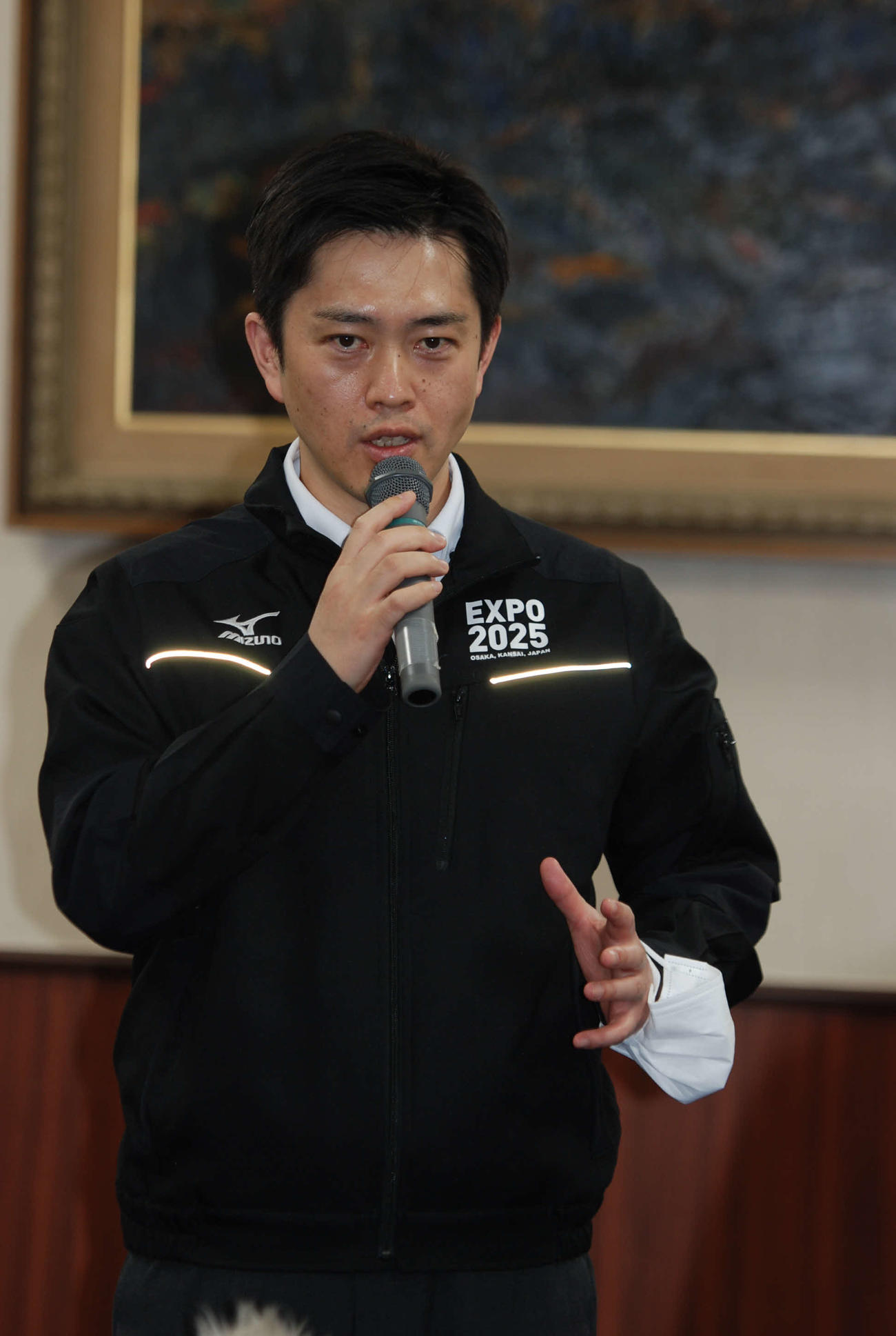 大阪府庁で取材に応じる吉村洋文知事（撮影・松浦隆司）