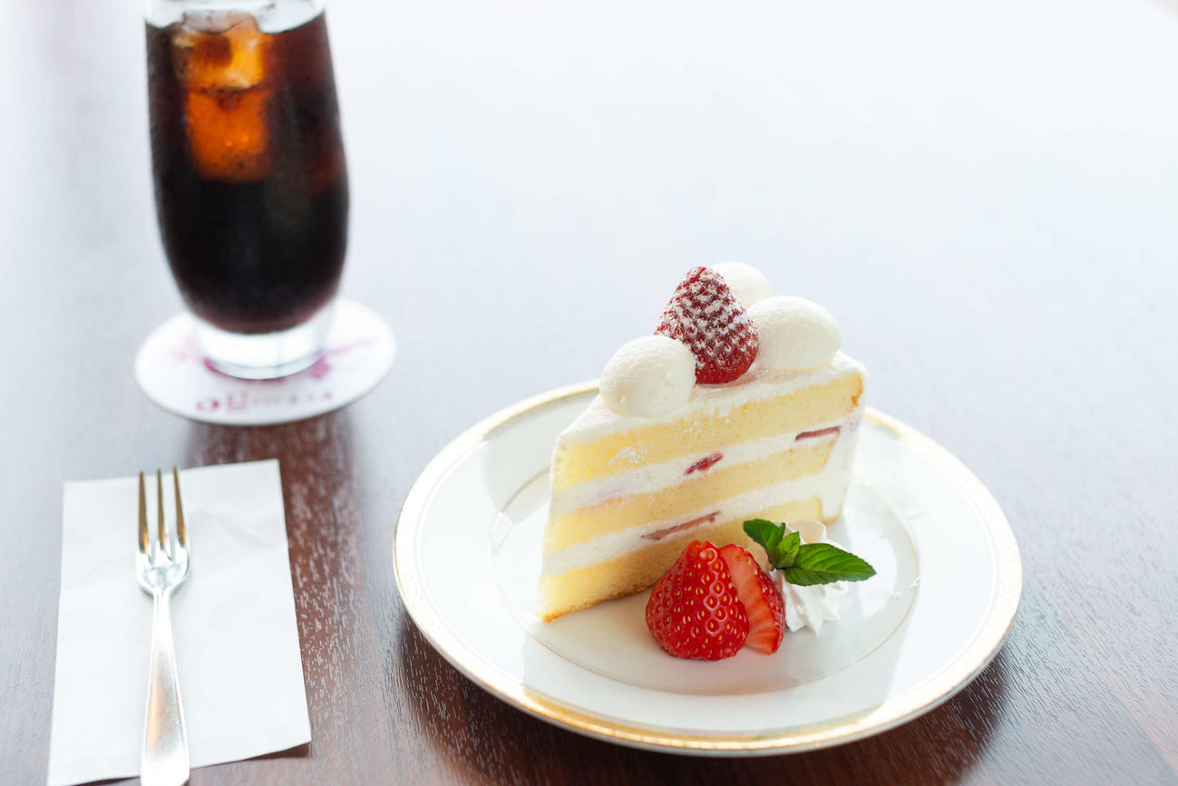 挑戦者・渡辺明名人の午前のおやつはアイスコーヒーとストロベリーショートケーキ（日本将棋連盟提供）