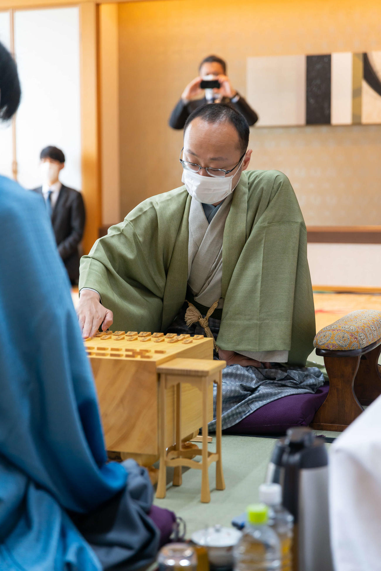 棋聖戦5番勝負第1局の初手を指す先手の渡辺明名人（日本将棋連盟提供）