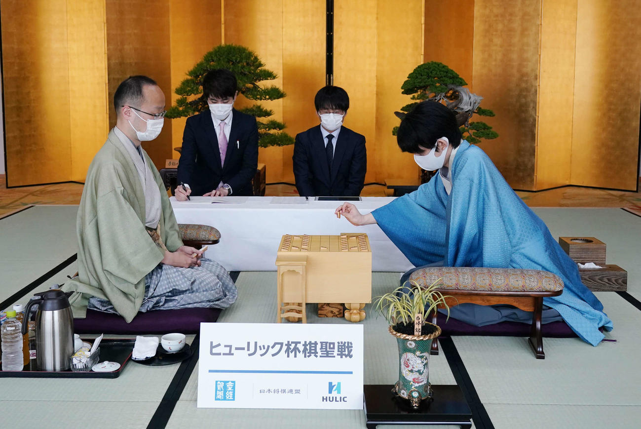 対局に臨む藤井聡太棋聖（右）と渡辺明名人（代表撮影）