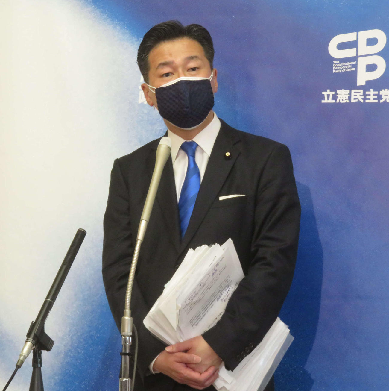 立憲民主党の福山哲郎幹事長は委員会後の記者会見で菅義偉首相を「ダブルスタンダード」と批判した（撮影・大上悟）