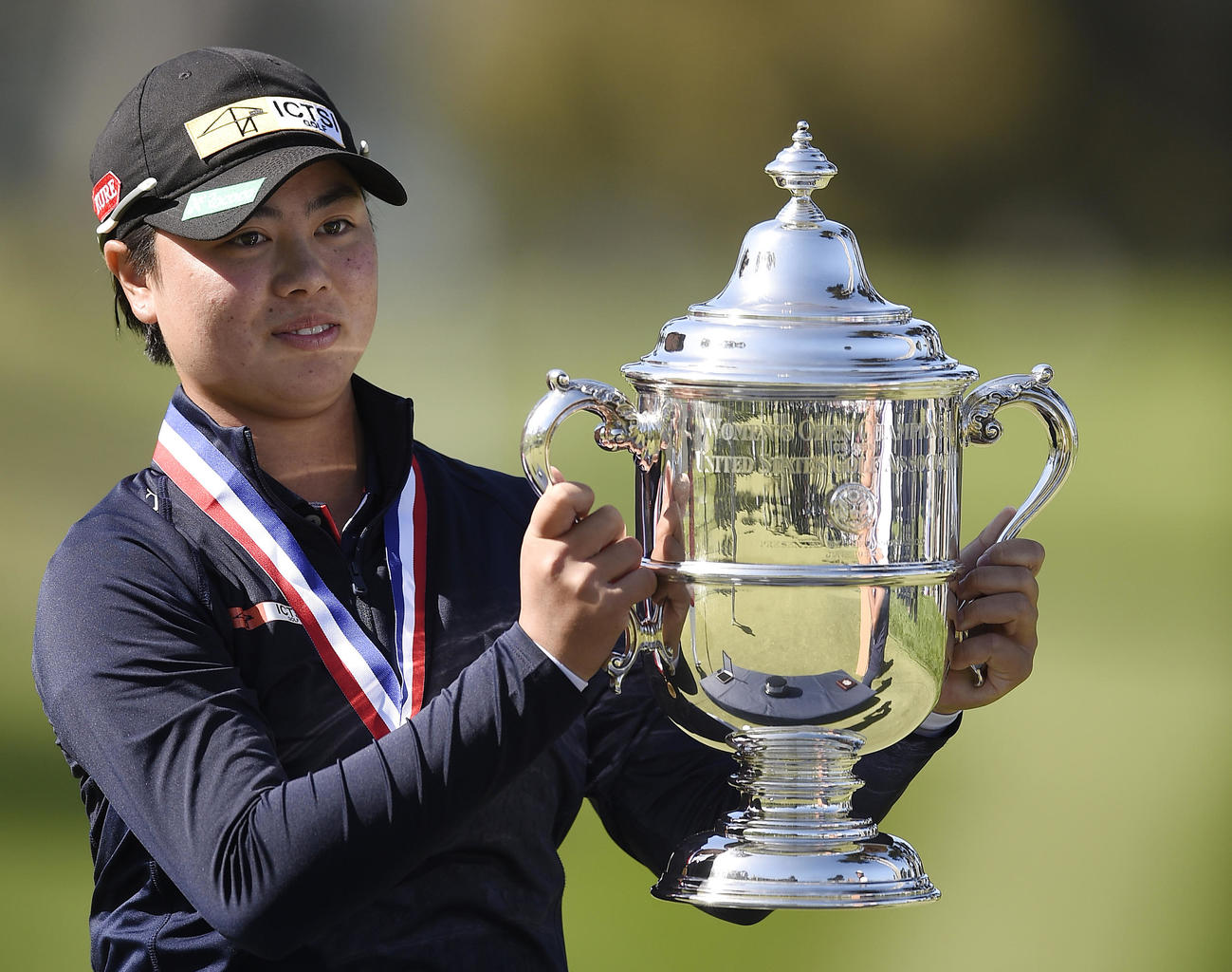 全米女子オープン選手権を制し、メジャー初優勝を果たした笹生優花は自ら優勝トロフィーを掲げる（ロイター）