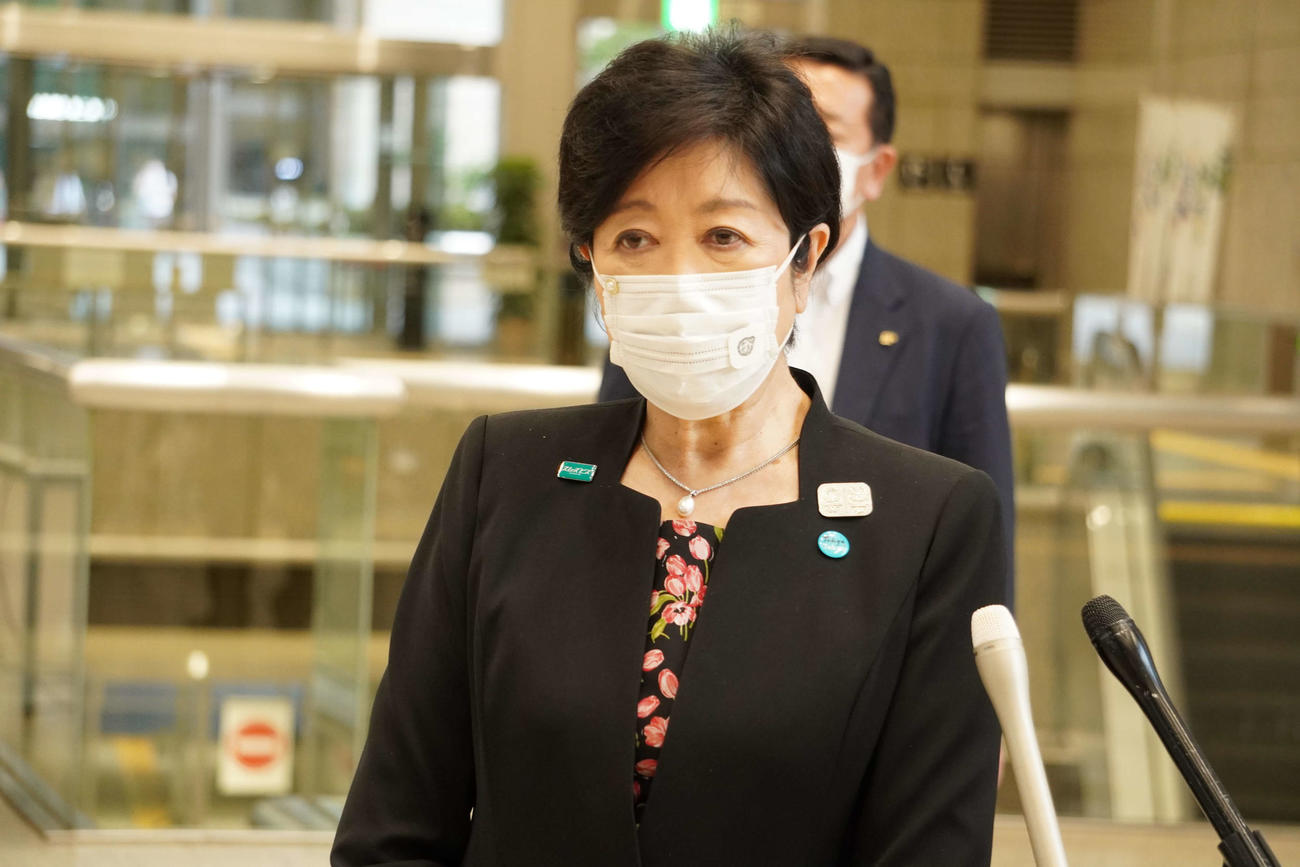 退庁時に取材に応じる小池百合子知事（撮影・沢田直人）