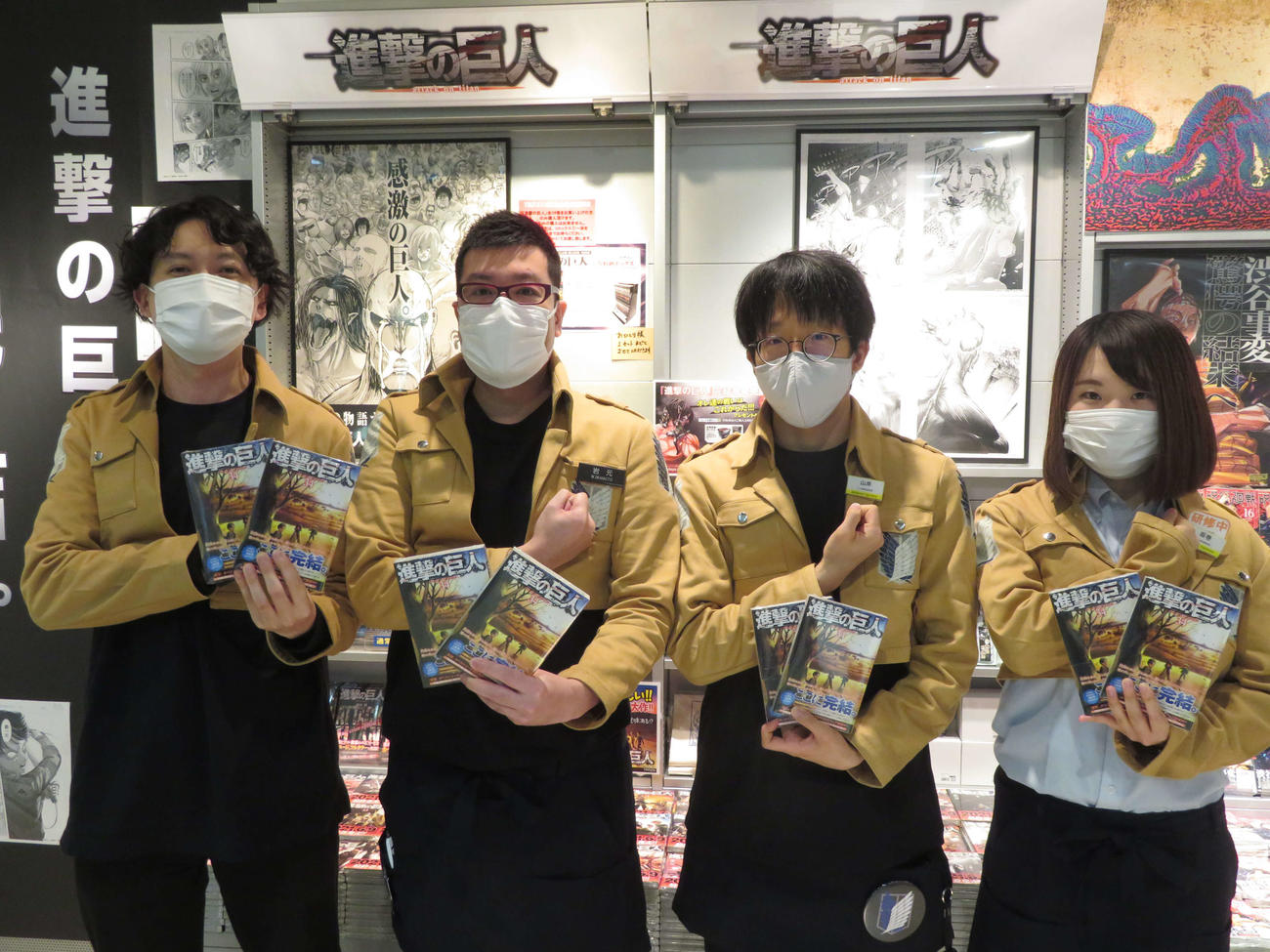 漫画「進撃の巨人」最終34巻の発売に伴い、調査兵団のコスチュームを着て販売促進を行う、SHIBUYA TSUTAYAコミックフロアの店員は「心臓を捧げる」ポーズを取る（撮影・沢田直人）