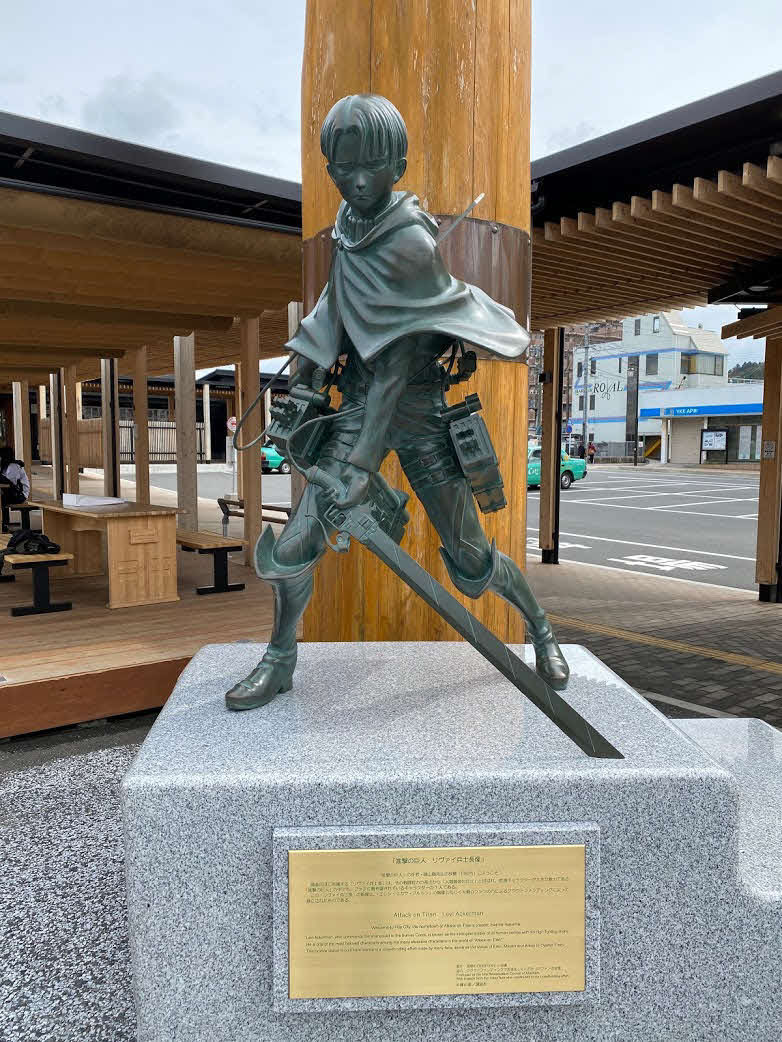 大分県日田市のJR日田駅前に建てられたリヴァイ兵長の銅像（進撃の日田まちおこし会議提供）