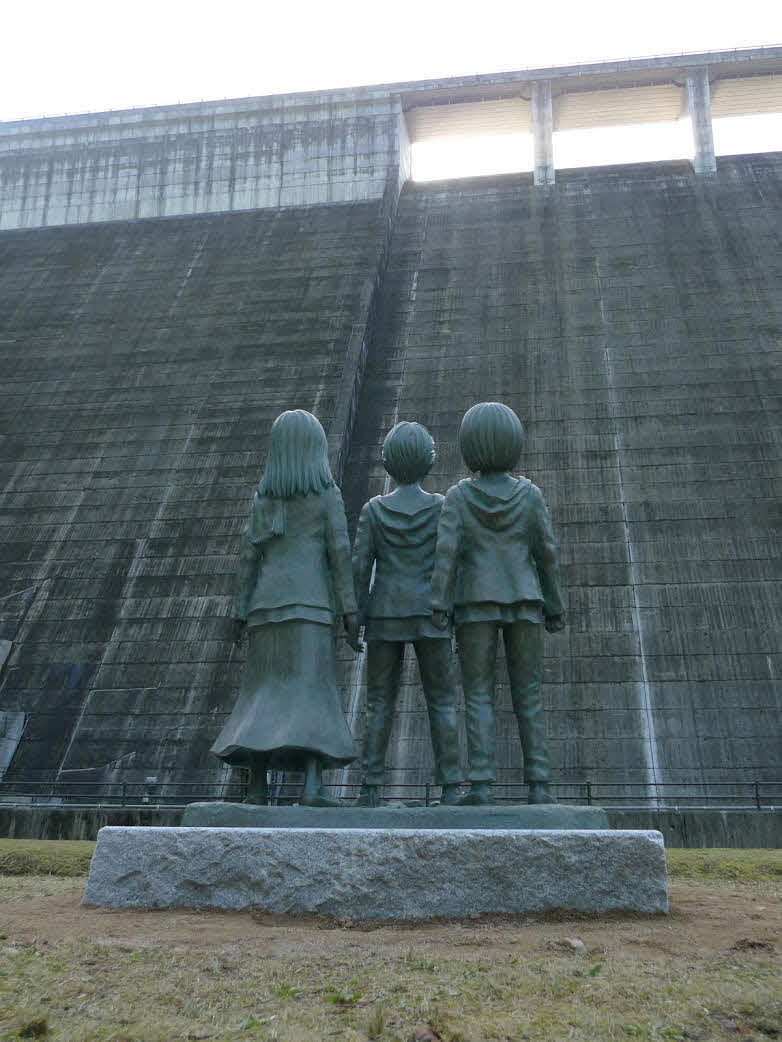 大分県日田市大山ダムを「進撃の巨人」に登場する壁に見立てて、エレン、ミカサ、アルミンの少年期を表現した銅像（進撃の日田まちおこし会議提供）