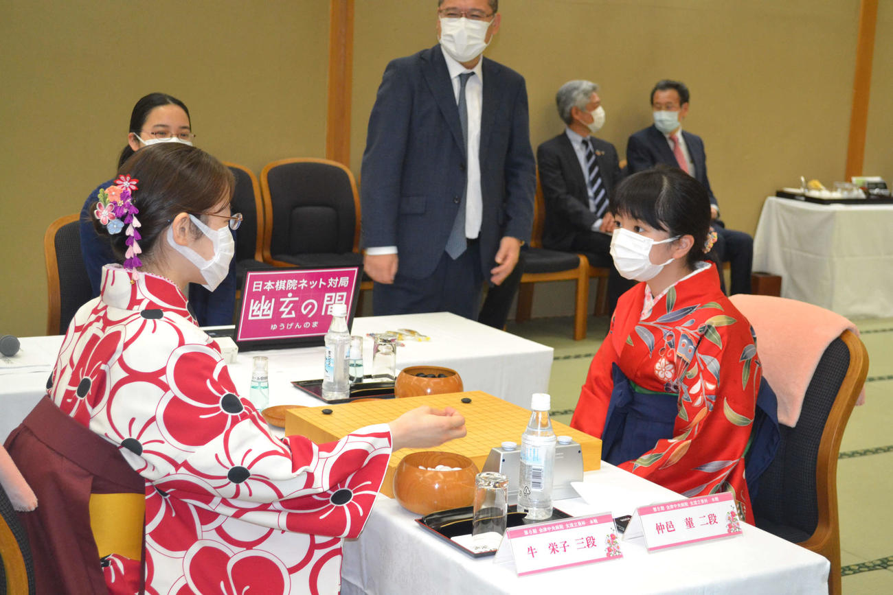 女流立葵杯挑戦者決定戦準決勝の前日検分を行った仲邑菫二段（右）と牛栄子三段