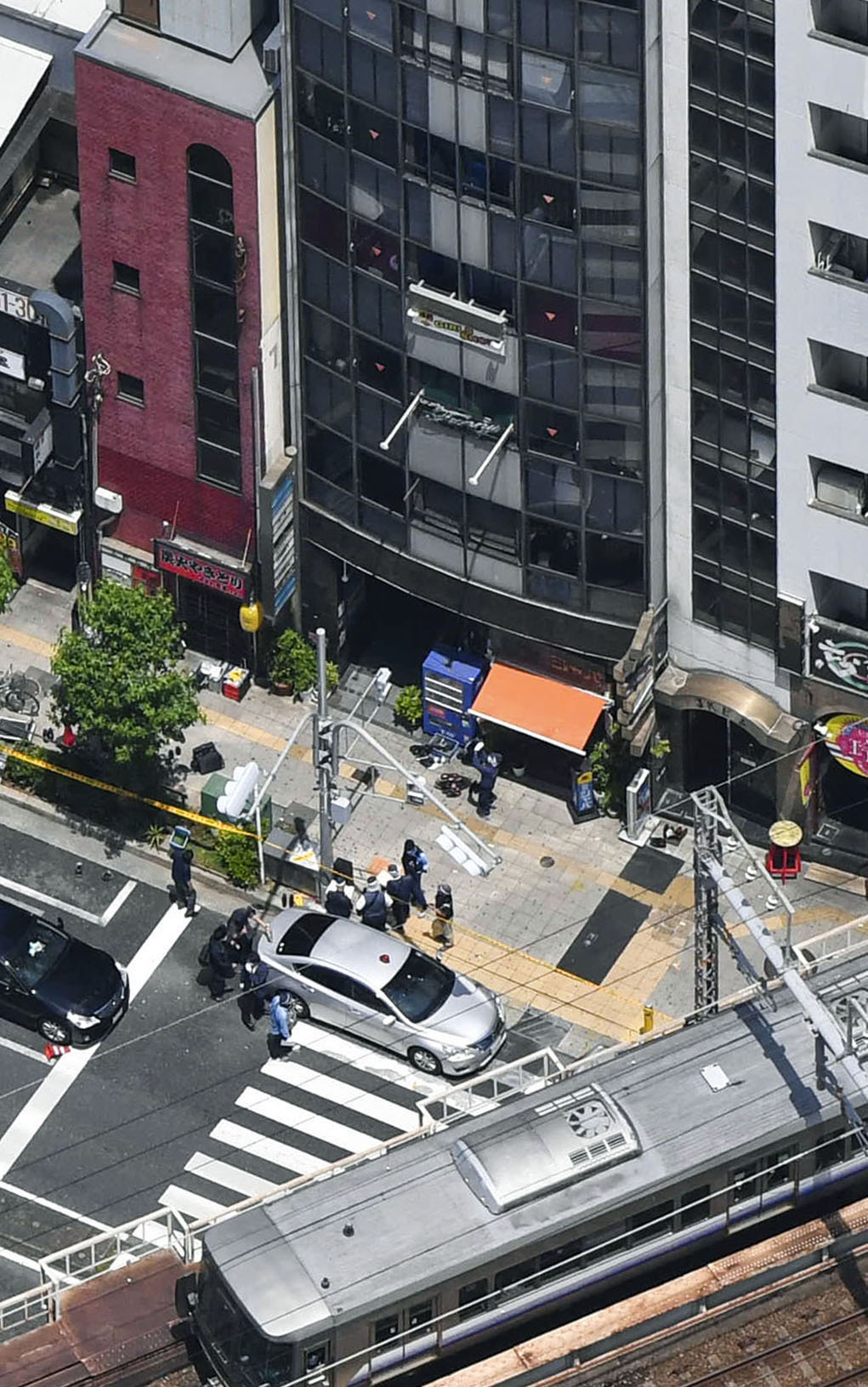 女性の遺体が見つかった雑居ビル（中央）（共同）