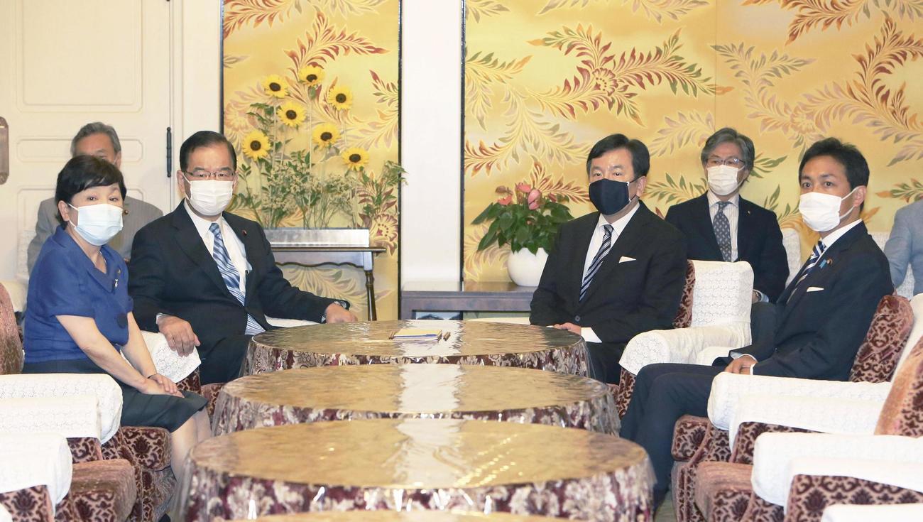 会談に臨む、左手前から社民党の福島党首、共産党の志位委員長、立憲民主党の枝野代表、1人おいて国民民主党の玉木代表ら野党4党首
