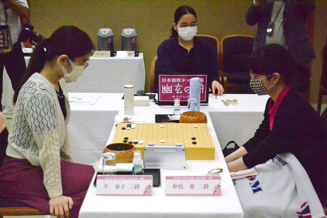 牛栄子三段（左）との挑戦者決定戦準決勝に臨む仲邑菫二段（右）