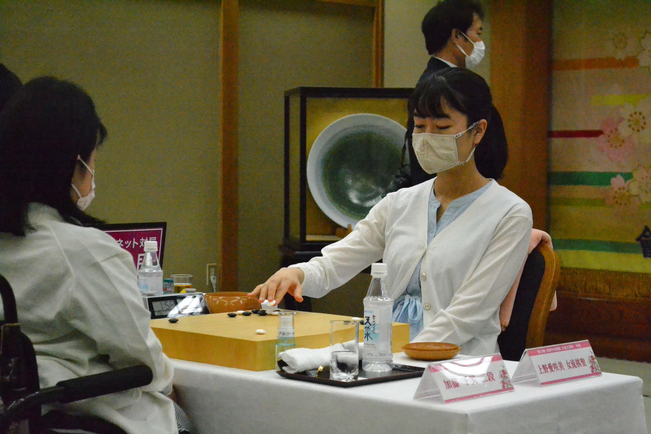 挑戦者決定戦準決勝で加藤千笑二段（左）と対局する上野愛咲美女流棋聖（右）