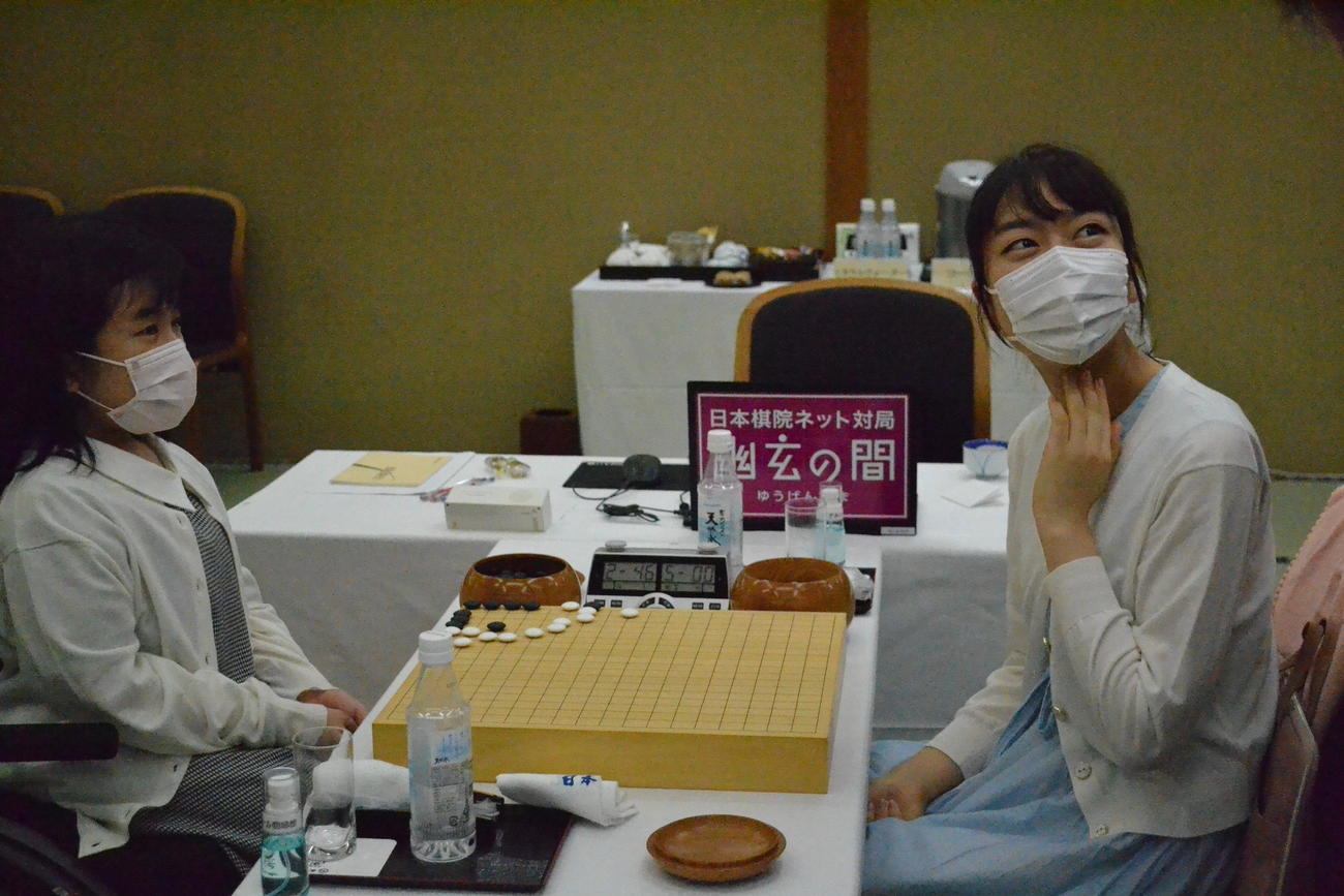 加藤千笑二段（左）を下して挑戦者決定戦に進出した上野愛咲美女流棋聖（右）