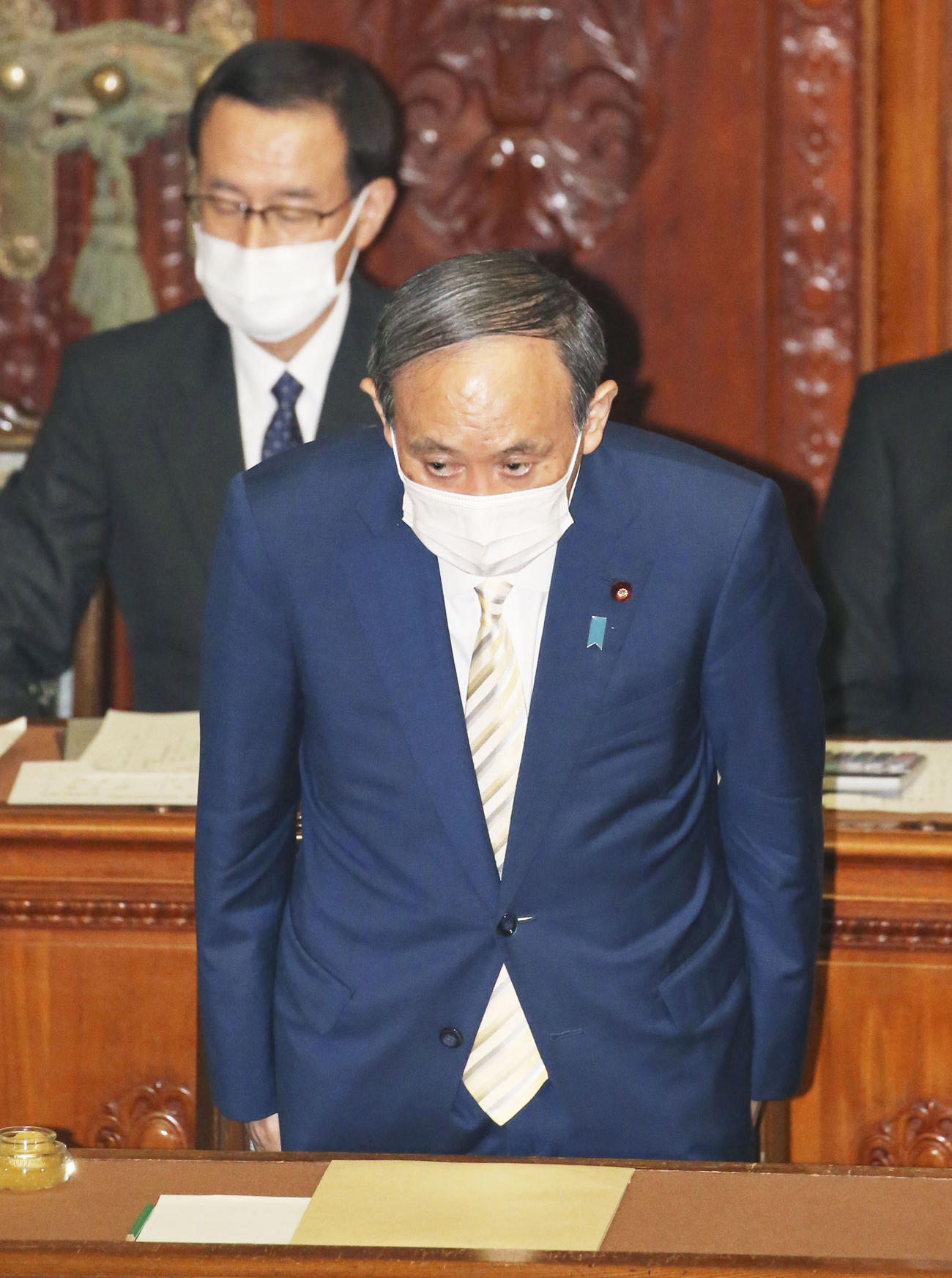 衆院本会議で内閣不信任決議案が否決され、一礼する菅首相（共同）