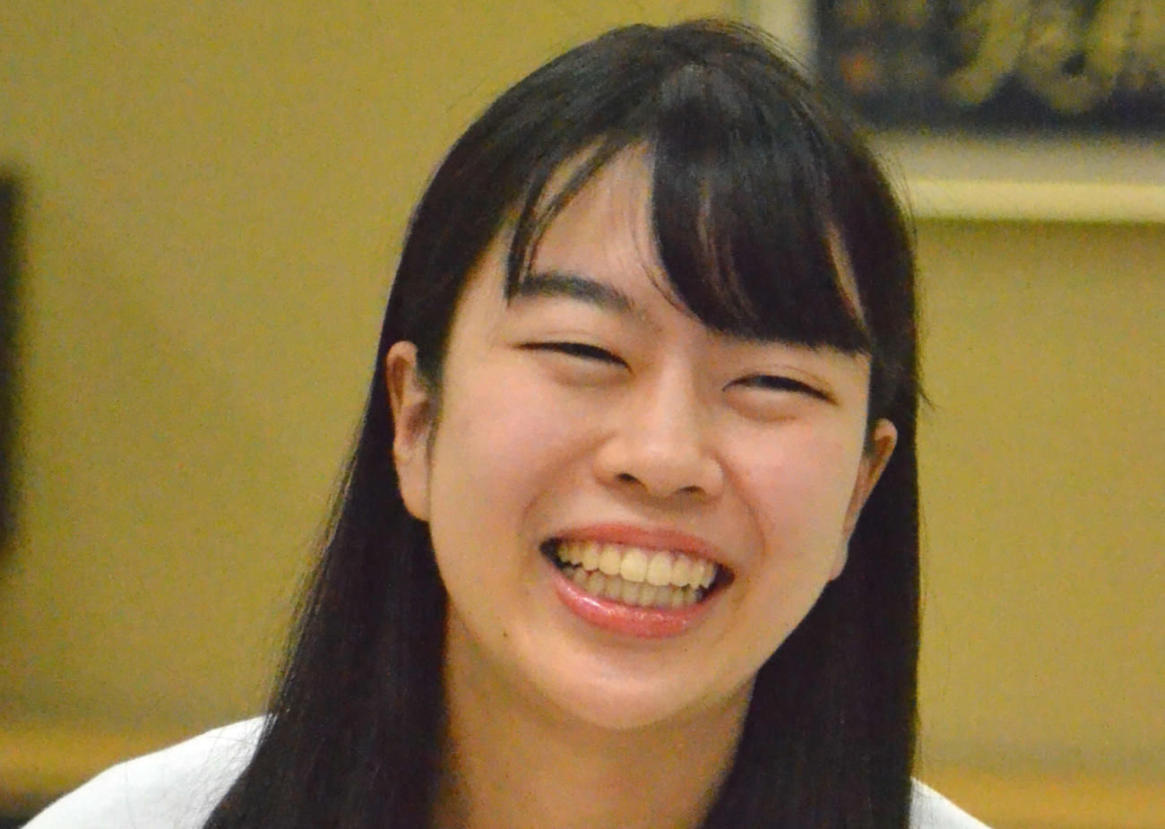 挑戦者決定戦を制して笑顔で会見に応じる上野愛咲美女流棋聖