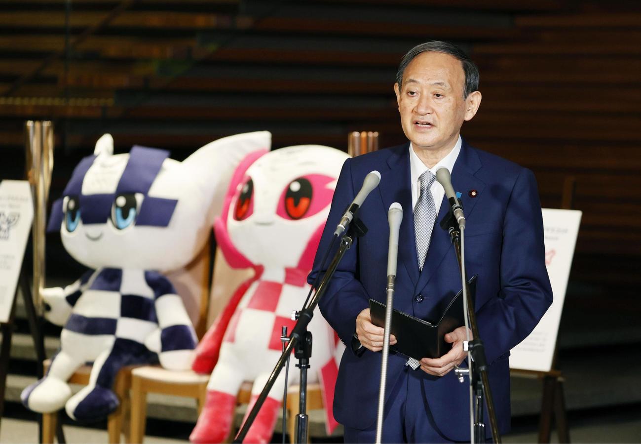 発令中の新型コロナウイルス緊急事態宣言について関係閣僚と協議後、記者の質問に答える菅首相（共同）