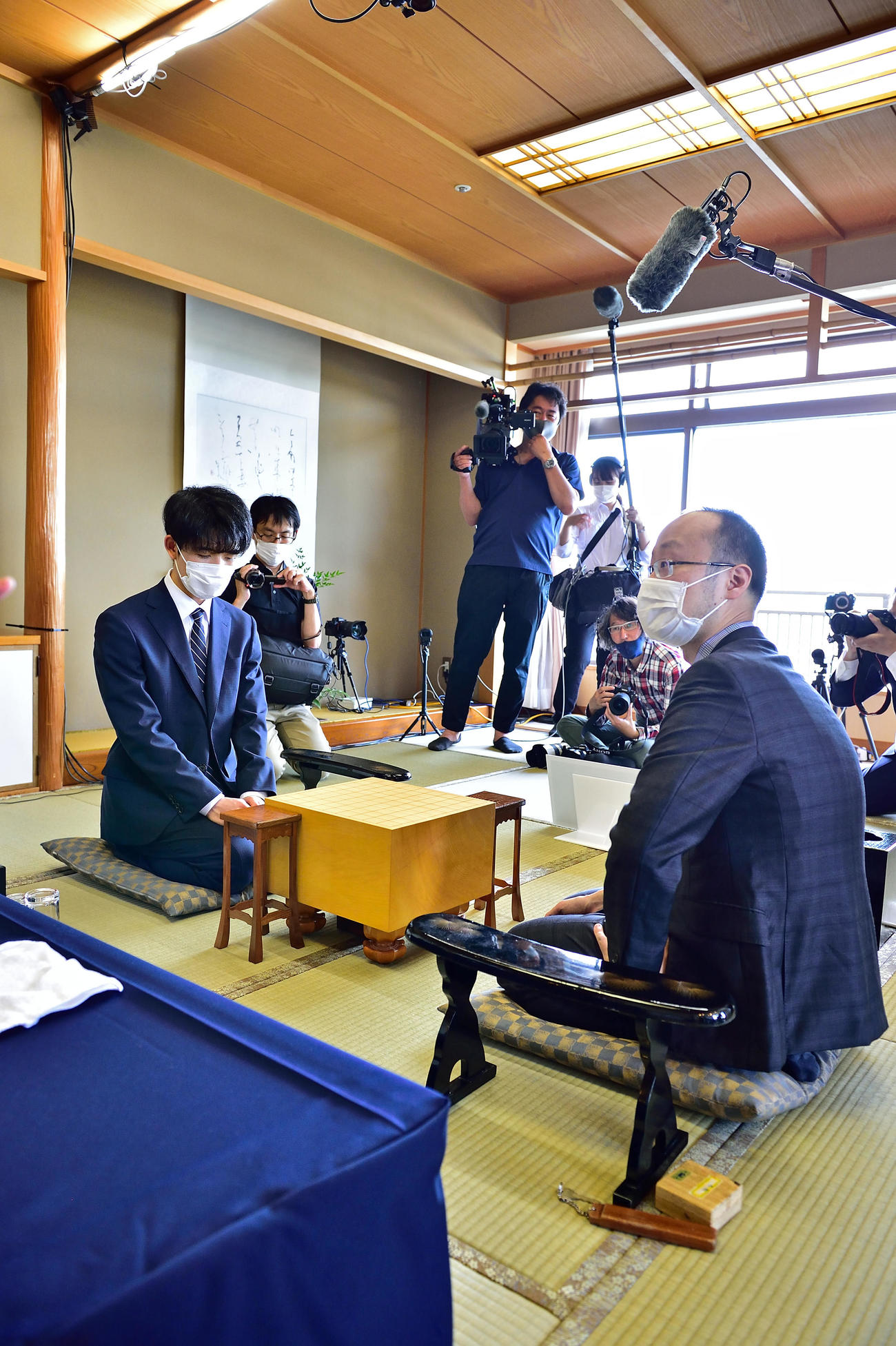 第92期ヒューリック杯棋聖戦5番勝負第2局の検分を実施した藤井聡太2冠（左）、渡辺明名人（日本将棋連盟提供）