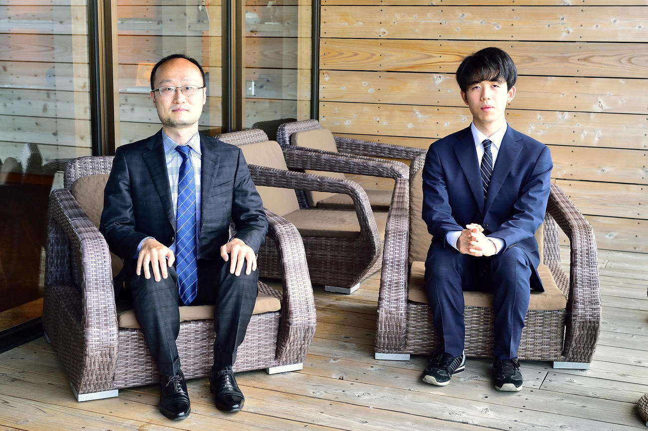 第92期ヒューリック杯棋聖戦5番勝負第2局の検分を終えた藤井聡太2冠（左）と渡辺明名人（日本将棋連盟提供）