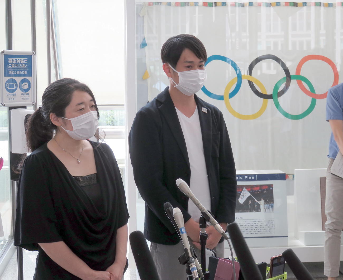 都庁北展望台ワクチン接種センターで接種を終えた東京2020組織委員会の平井千貴さん（左）と伊豆原康平さん(撮影・鎌田直秀)