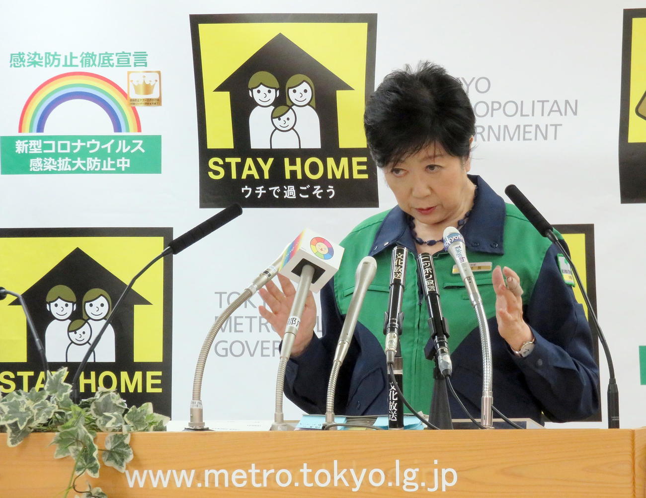 定例会見で身ぶり手ぶりを交えながら説明する小池都知事（撮影・鎌田直秀）