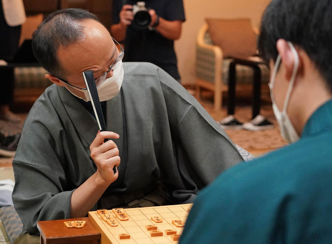 感想戦に臨む渡辺明三冠（左）と藤井聡太棋聖（代表撮影）