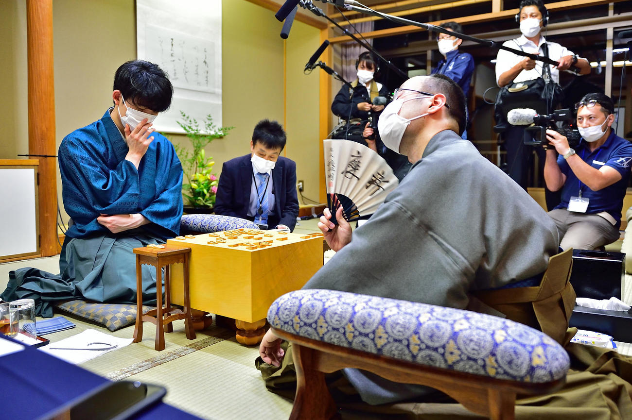 第92期ヒューリック杯棋聖戦5番勝負第2局の終局後、感想戦を行う藤井聡太2冠（左）、渡辺明名人（日本将棋連盟提供）