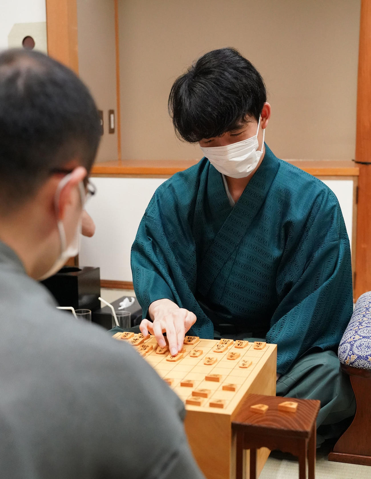 渡辺明三冠（左）との対局を制し、感想戦に臨む藤井聡太棋聖（右）（代表撮影）
