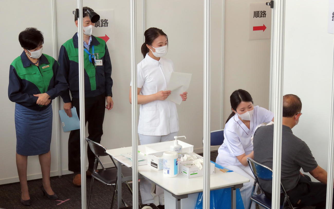 東京都の都庁北展望台ワクチン接種センターで接種の様子を視察する小池知事（左端）(撮影・鎌田直秀)
