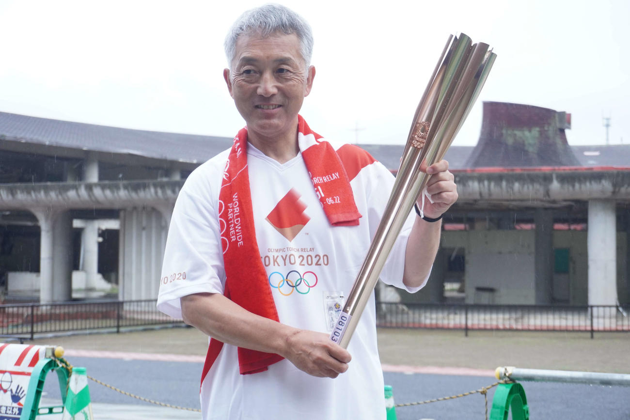 聖火リレーの後、大川小の子どもたちに報告するため学校を訪れた鈴木典行さん（撮影・沢田直人）