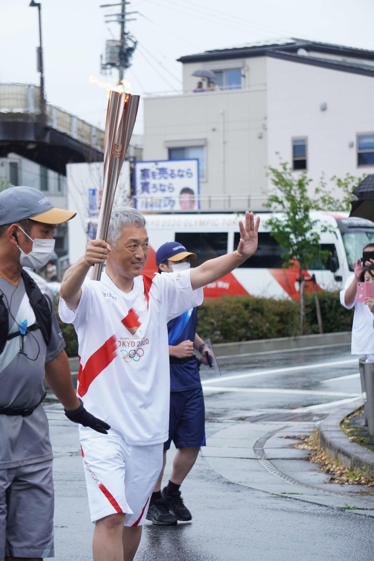 真衣さんの名札を右ポケットに入れ、聖火リレーを笑顔で走りだした鈴木典行さん（撮影・沢田直人）
