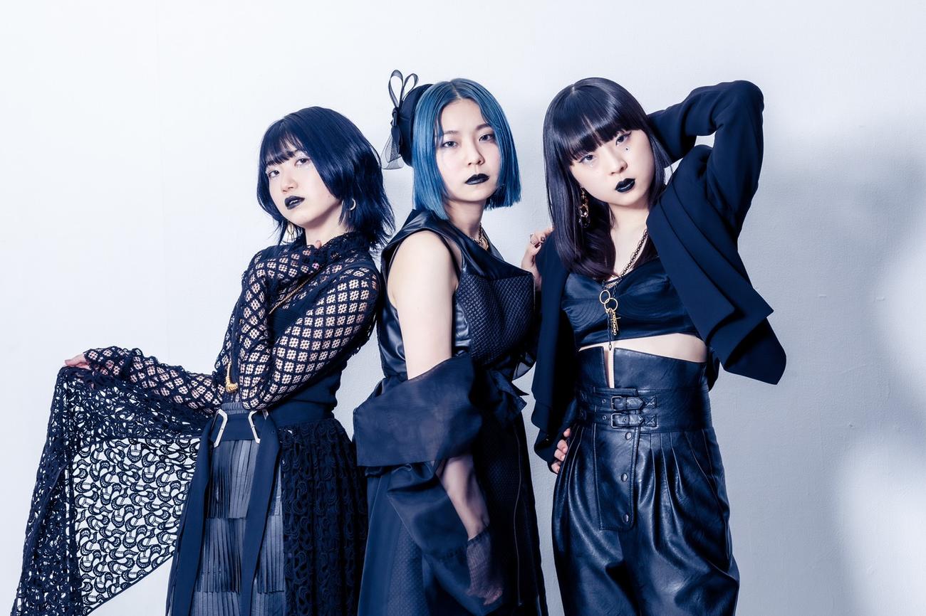 スピンナップからメジャーデビューした3人組メタルバンドのLa nuit