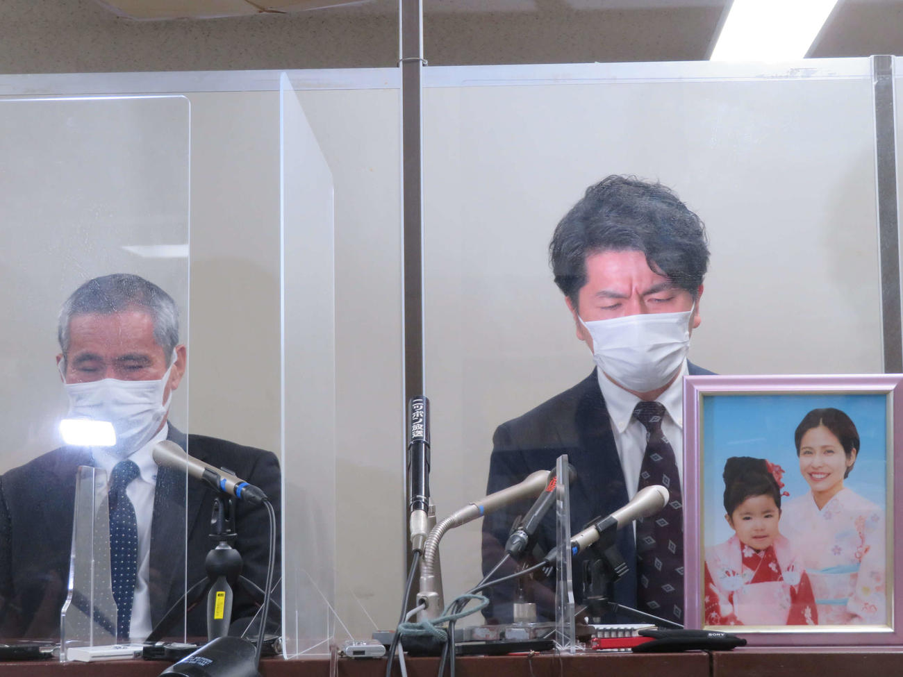 公判後の会見で涙する松永拓也さん（右）と義父の上原義教さん（撮影・村上幸将）