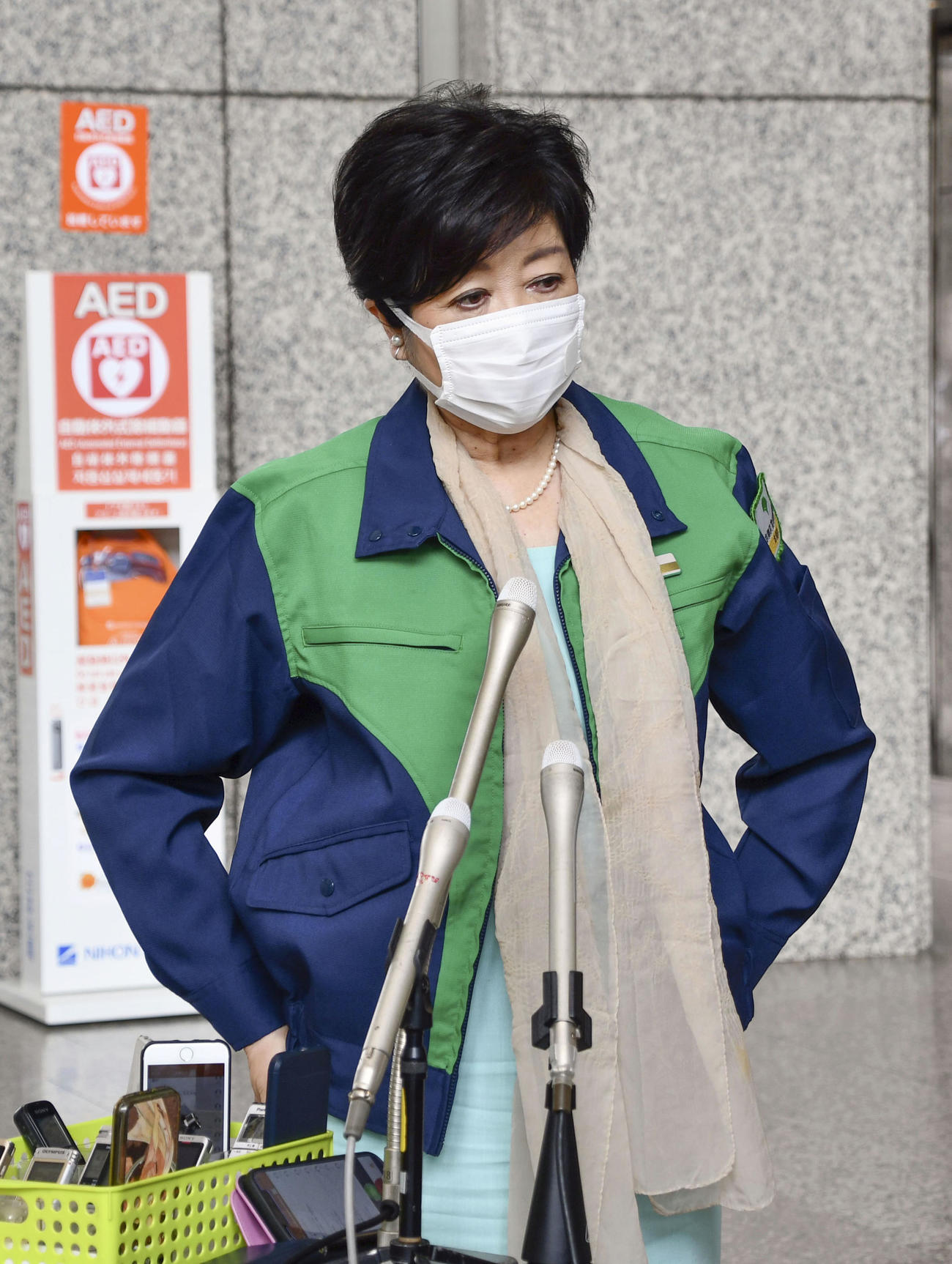 報道陣の取材に応じる東京都の小池百合子知事（共同）