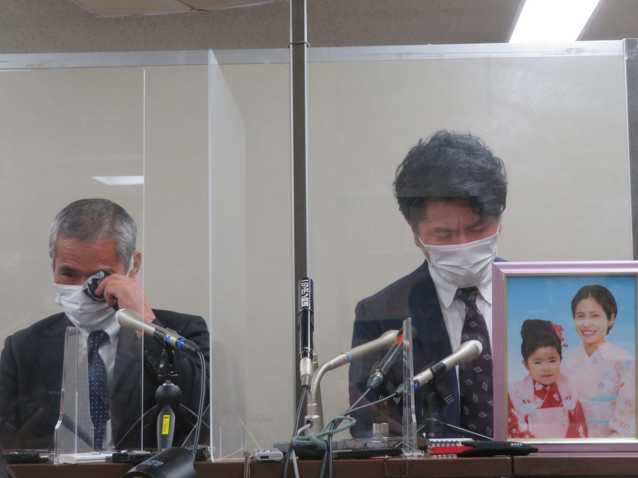 公判後の会見で涙する松永拓也さん（右）と義父の上原義教さん（撮影・村上幸将）