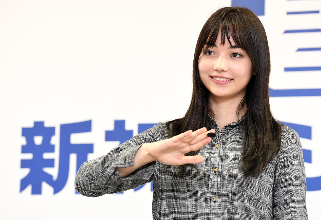 碁石を持ちポーズを決める台湾ではトップモデルとしても活躍する黒嘉嘉七段（2019年2月20日撮影）
