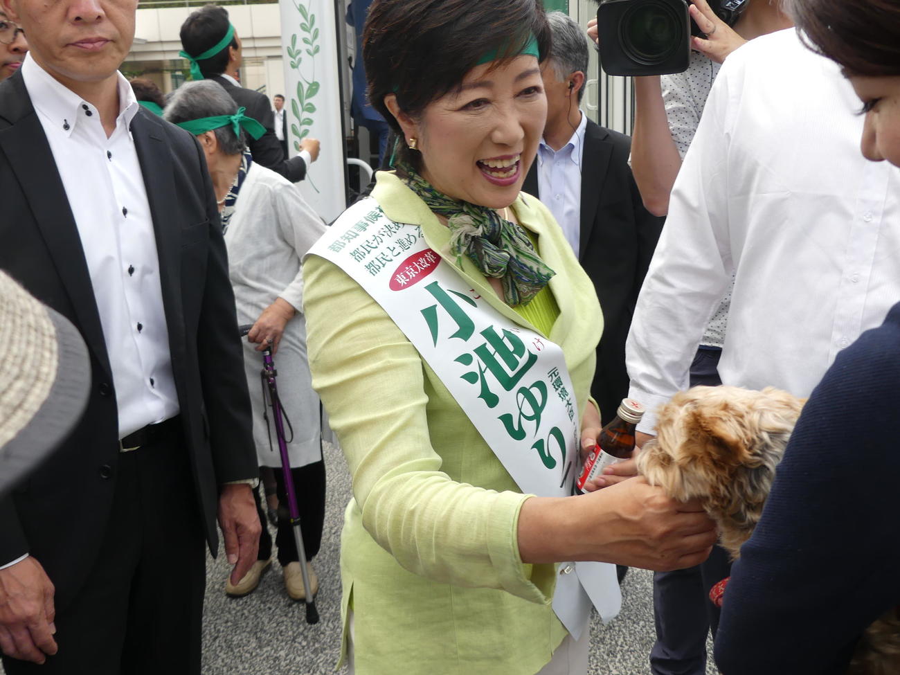 愛犬のそうちゃんに激励され、満面の笑みの小池百合子氏（16年7月）