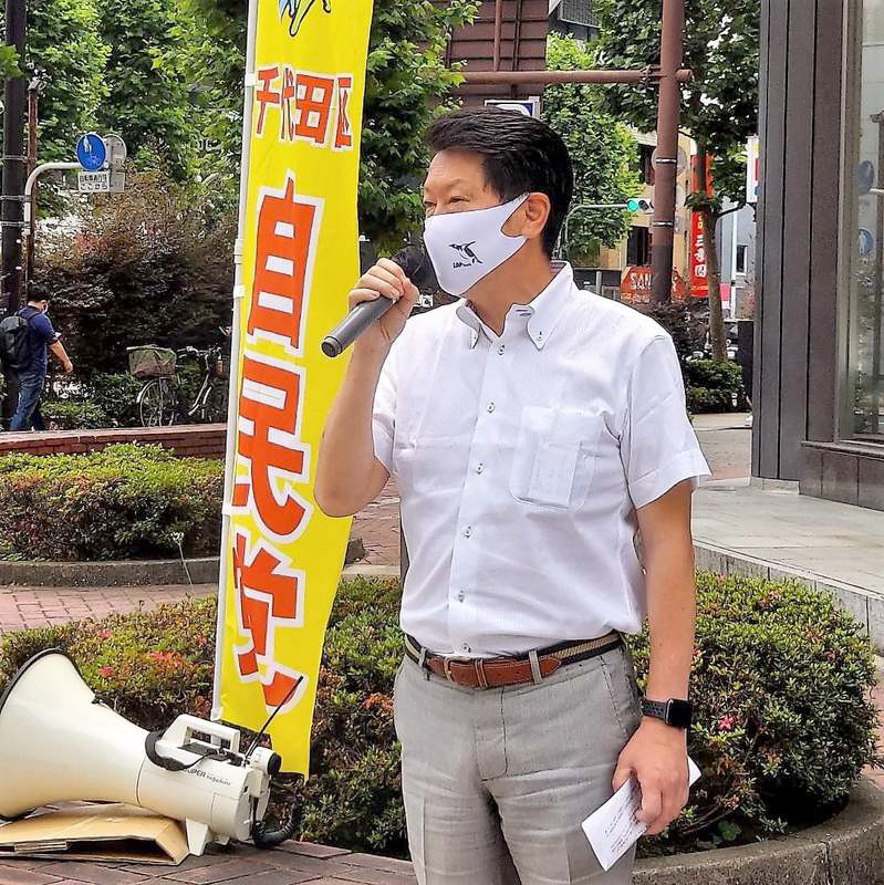 今月上旬、自民党青年部の仲間と街頭に立つ内田直之氏（内田直之事務所提供）