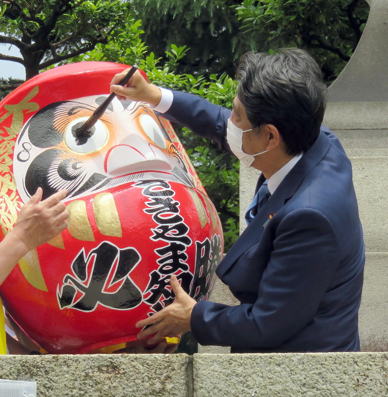 荒川区の自民党立候補者の応援に駆けつけてだるまの目入れを行う安倍晋三元首相（撮影・鎌田直秀）