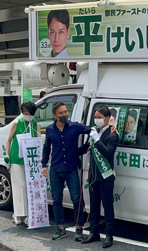 義兄でサッカー日本代表DF長友（中央）のサプライズ訪問に感謝する平慶翔氏（右）（平慶翔事務所提供）