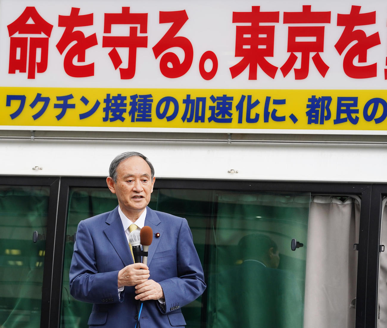 東京都議選出陣式に出席し、激励する自民党総裁の菅首相（撮影・菅敏）