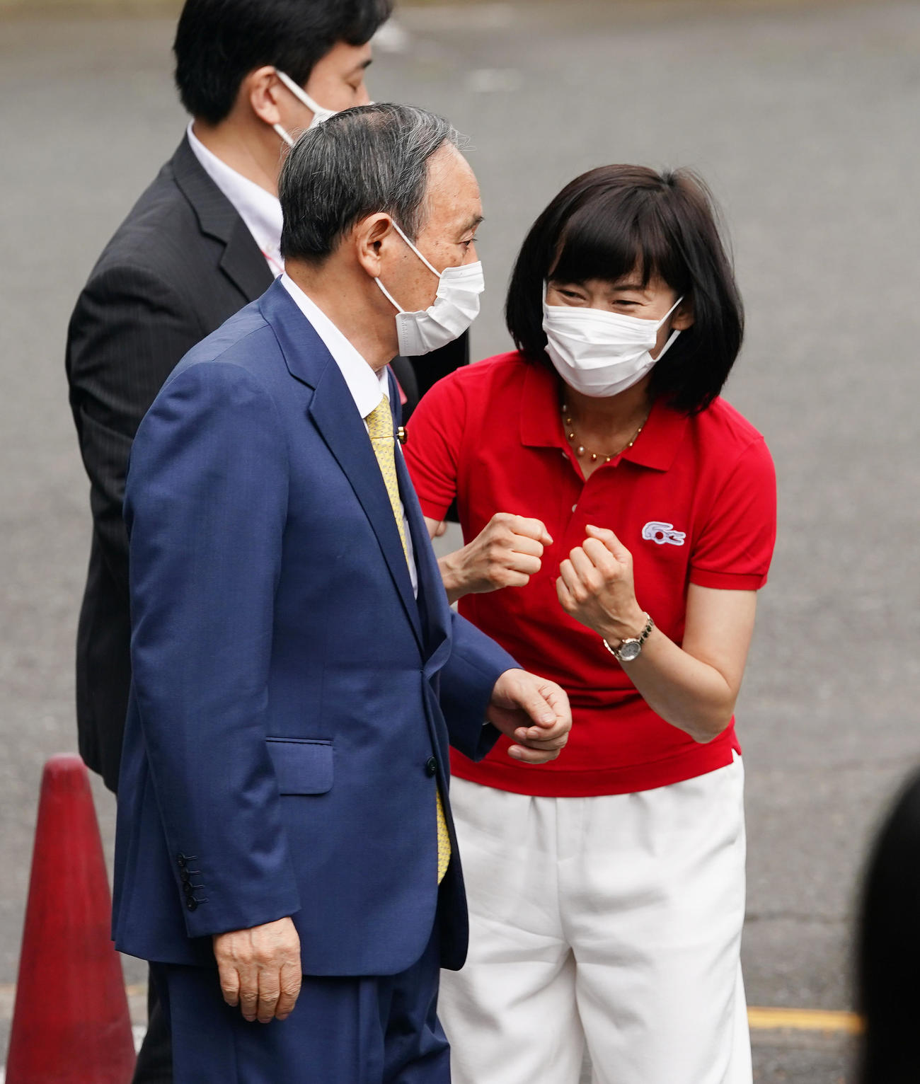 東京都議選出陣式に出席し、丸川五輪相（右）にタッチで迎えられる自民党総裁の菅首相（撮影・菅敏）