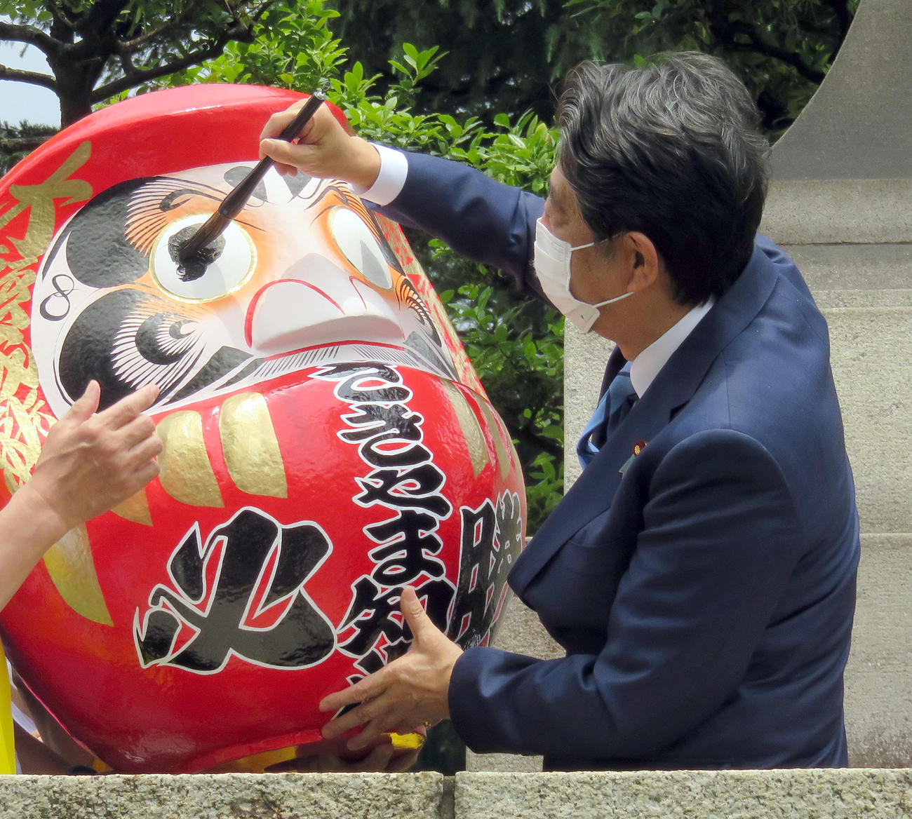 応援に駆けつけて、だるまの目入れを行う安倍晋三元首相（撮影・鎌田直秀）