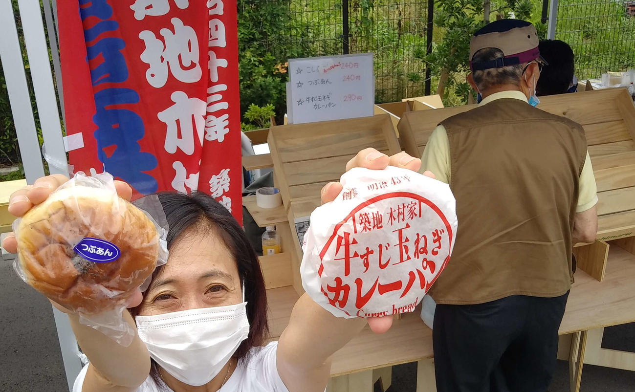 築地木村家のファンの女性は「やったー、買えました」と大喜び。正午前に完売した