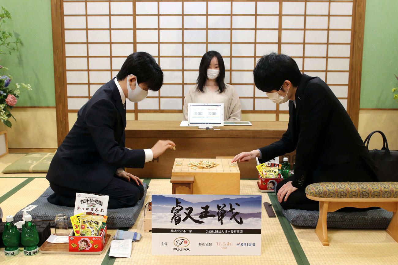 斎藤慎太郎八段（右）との叡王戦挑戦者決定戦に臨む藤井聡太2冠（左、日本将棋連盟提供）
