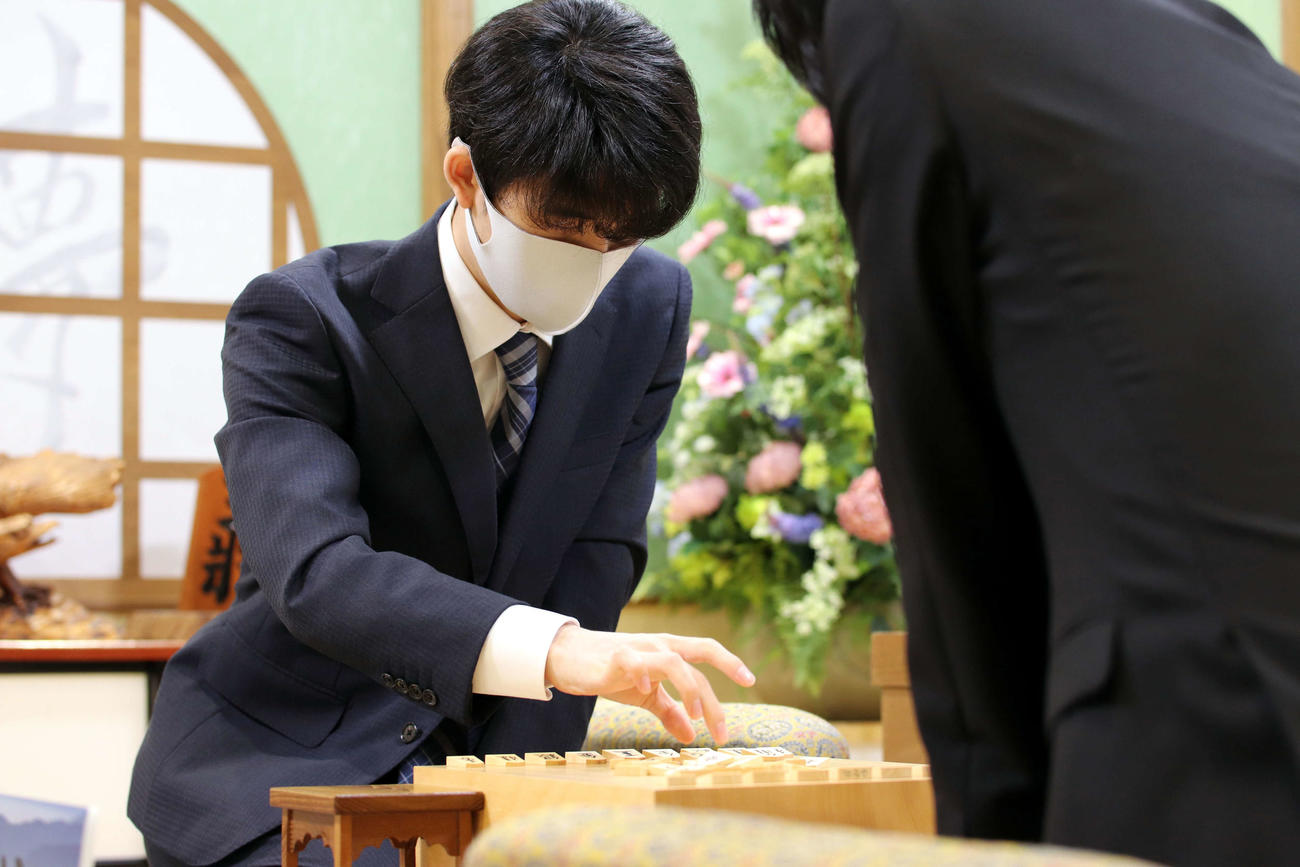 斎藤慎太郎八段との叡王戦挑戦者決定戦に臨む藤井聡太2冠（日本将棋連盟提供）