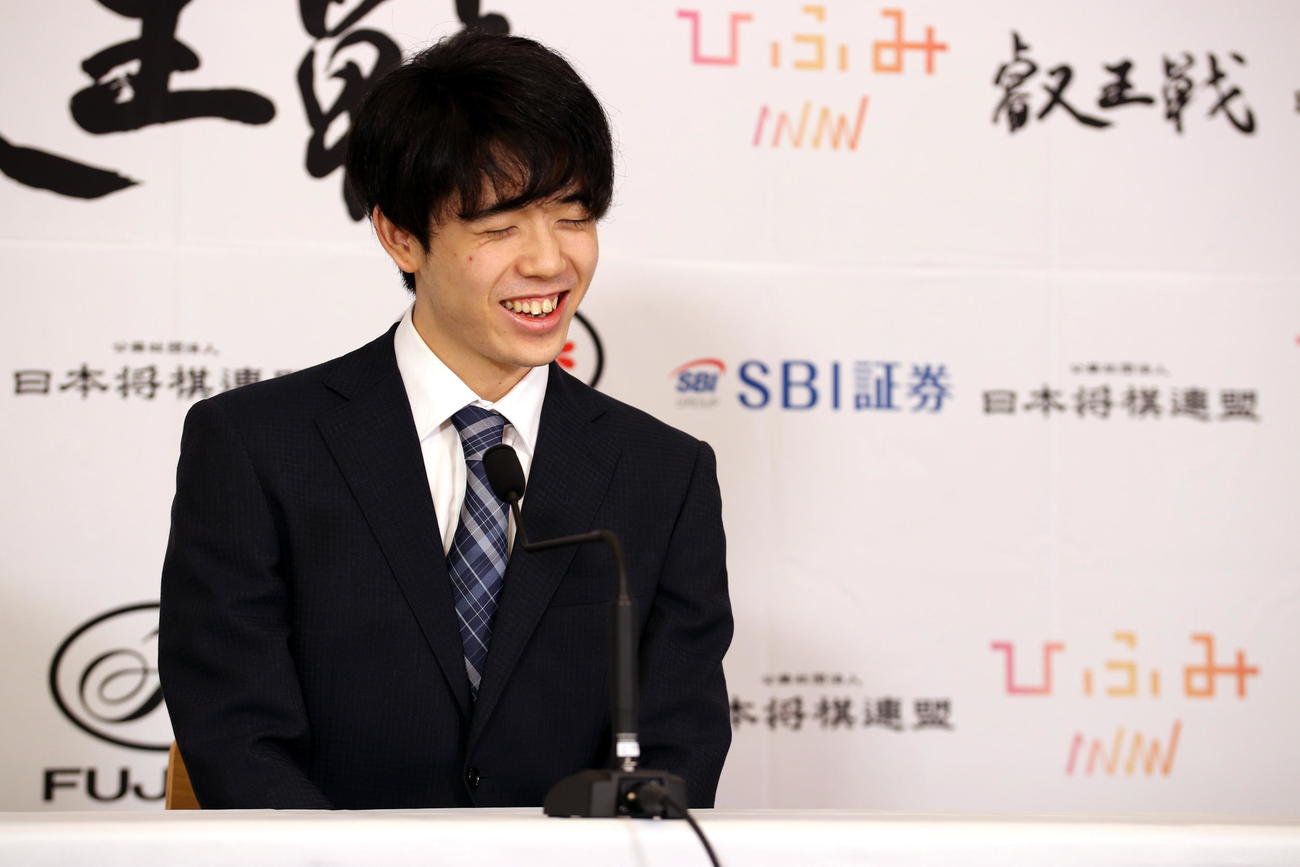 第6期叡王戦挑戦者決定戦で挑戦権を獲得し、会見する藤井聡太棋聖・王位（日本将棋連盟提供）