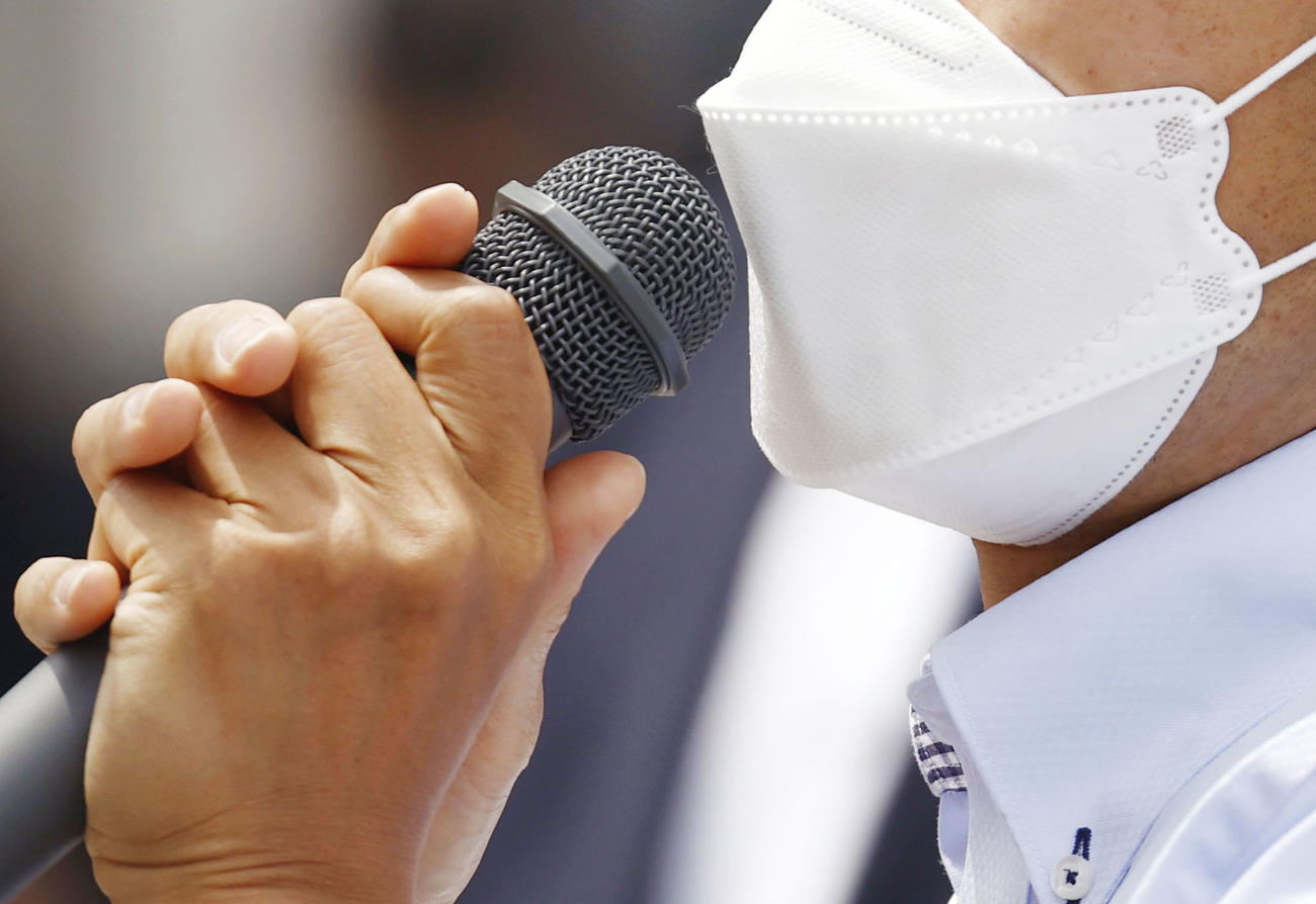 マスクを着けて東京都議選の街頭演説をする候補者（共同）