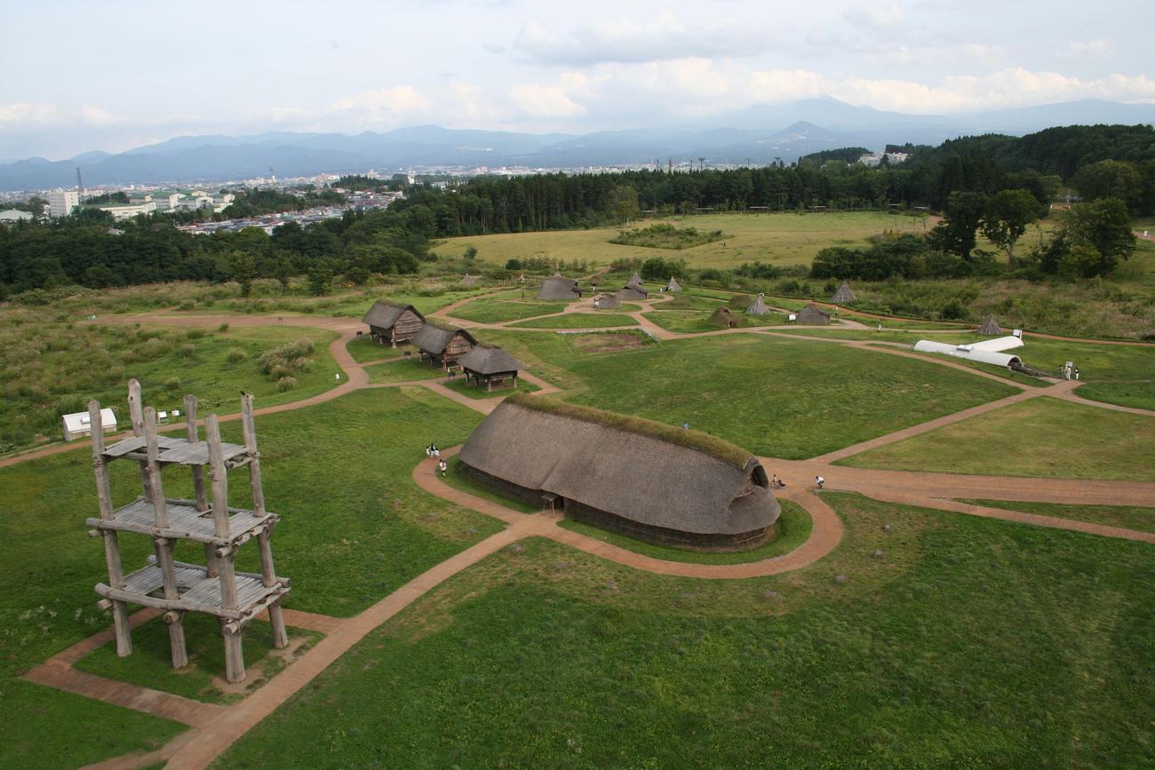 三内丸山遺跡のシンボル、高さ15メートルの掘立柱建物。改修工事が終わり、7月から再び公開される（JOMON ARCHIVES提供　青森県教育委員会撮影）