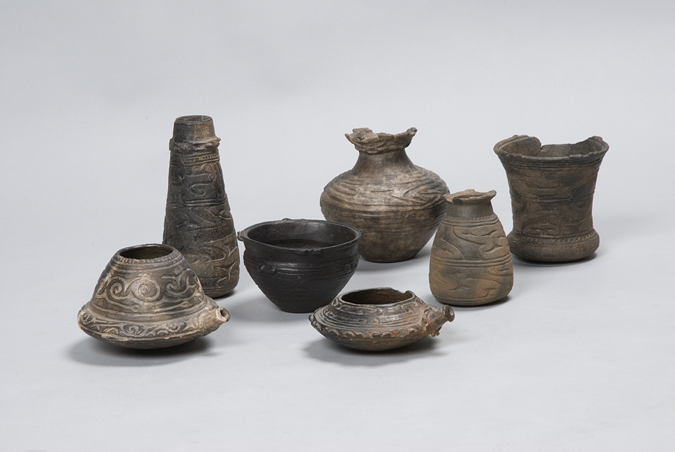 「亀ケ岡文化」と呼ばれる亀ケ岡石器時代遺跡の土器（JOMON ARCHIVES提供　青森県立郷土館所蔵　田中義道撮影）
