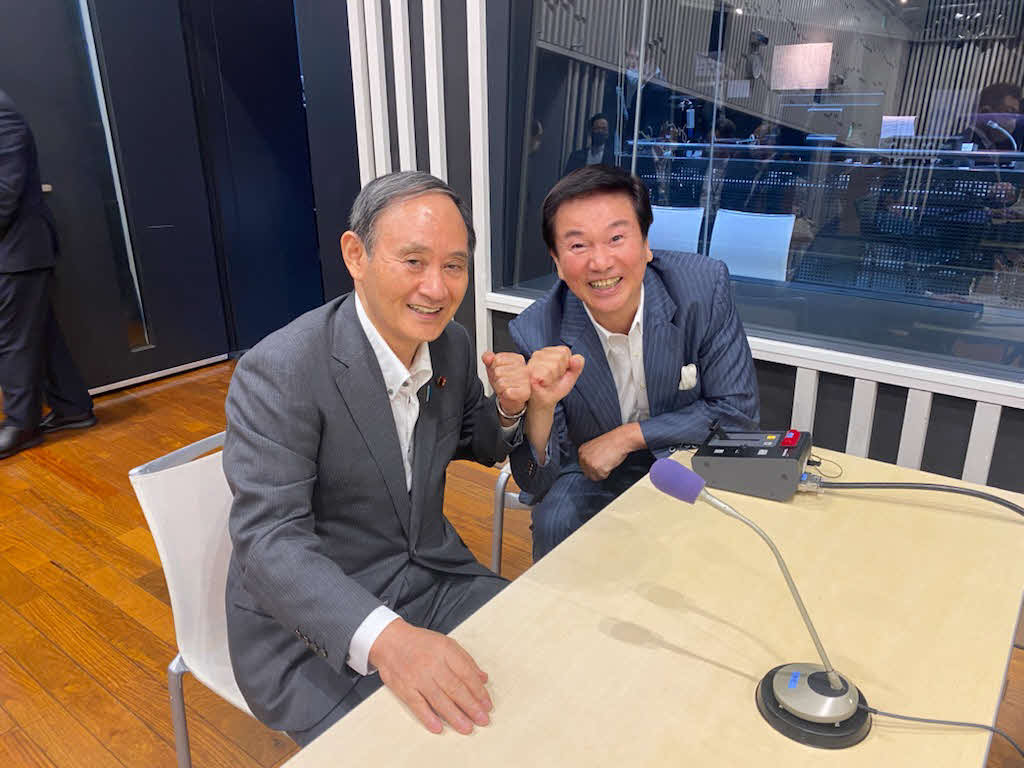 菅義偉首相（左）が森田健作氏のラジオ番組にゲスト出演し、コロナ対策や五輪について語った