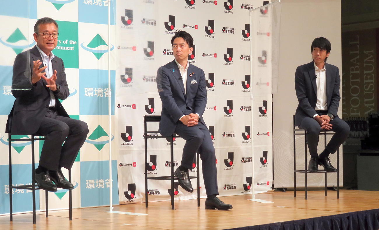 「環境省とJリーグの連携協定」締結式でトークショーを行う、左からJリーグ村井満チェアマン、小泉環境相、中村憲剛氏（撮影・鎌田直秀）
